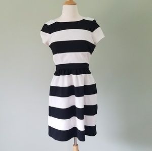 Elle black and white striped dress size 6